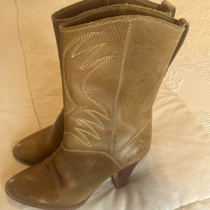 Leather cowgirl boots/ size 8.5B
Heel height 2” measured on the inside
